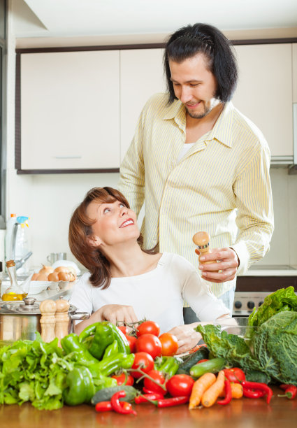 女人和英俊的丈夫用蔬菜做饭图片下载
