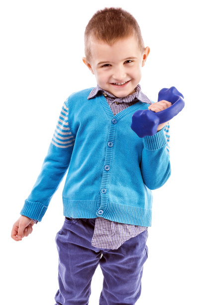 可爱的小男孩用哑铃做运动图片下载