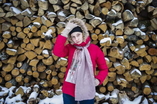 少女与雪图片下载