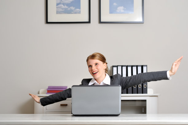 女人打飞机。图片下载