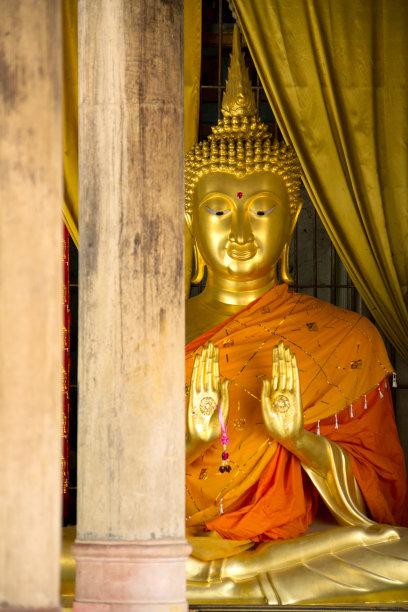 金制佛像和木杆图片下载