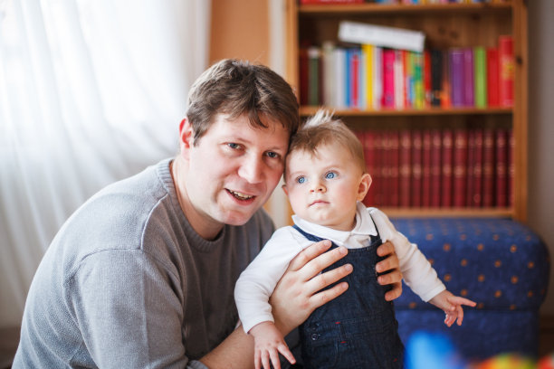 年轻的父亲和六个月大的小男孩图片下载