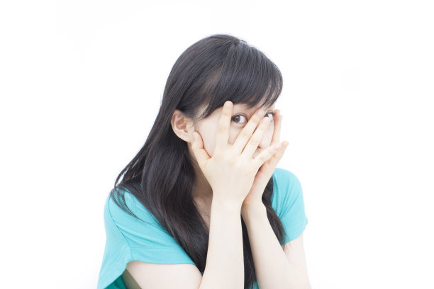 女孩从她的手指间偷看图片下载