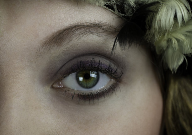 年轻女子眼睛的特写图片下载