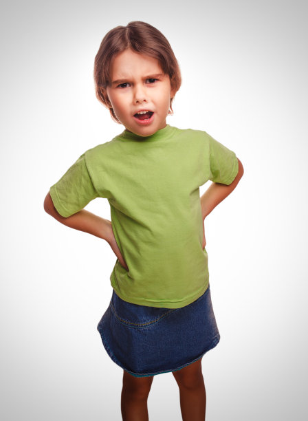 十几岁的女孩咒骂邪恶的表情不满的争吵孤立的阿图片下载