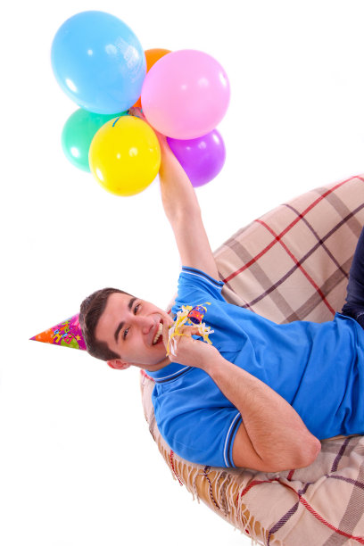 一个戴着帽子，气球，吹着口哨坐在沙发上的家伙图片下载