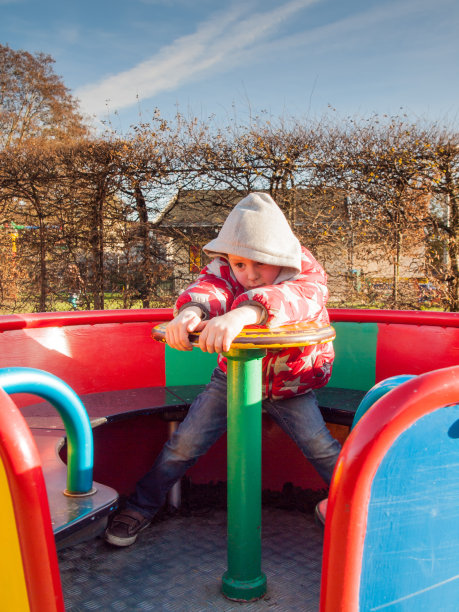 小男孩转着旋转木马图片下载