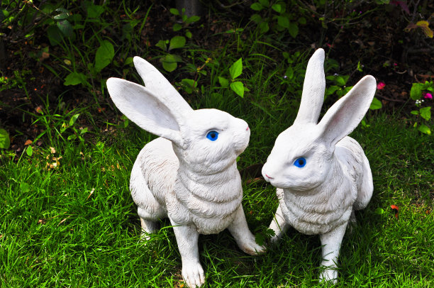 绿色草地上的白兔雕像图片下载