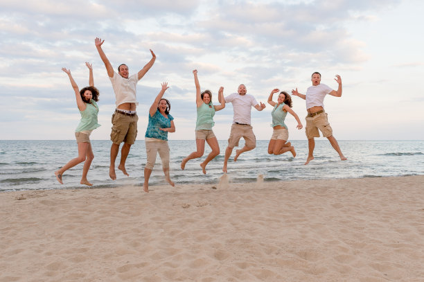 高兴地跳起来图片下载