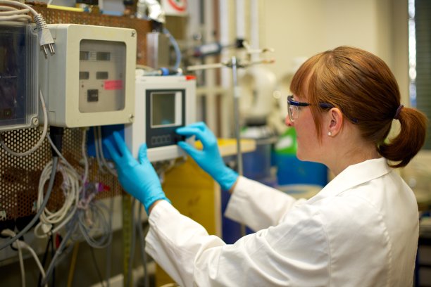 女人在实验室操作机器图片下载