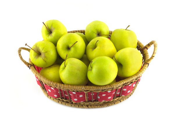 成熟的黄色苹果在长棕色柳条篮子孤立特写图片下载