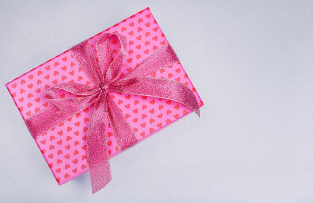 在灰色背景上心形图案的礼盒图片下载