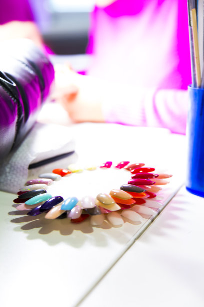 色彩鲜艳的指甲油图片下载