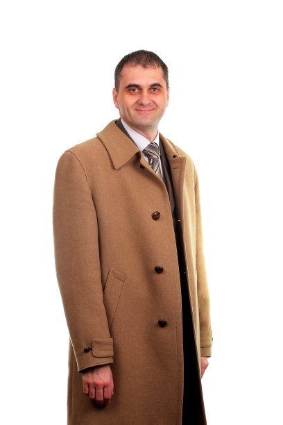 白色的衣服上穿着浅棕色的外套图片下载