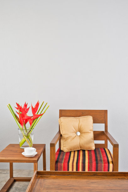 米色软垫的椅子上图片下载