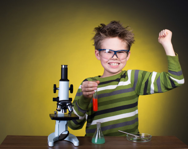 小男孩在做实验。小科学家。图片下载