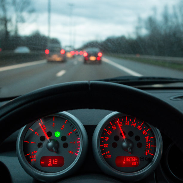 行车时的仪表盘图片下载