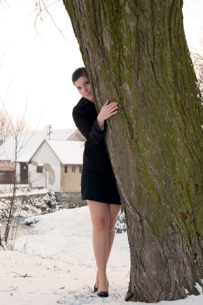 冬天里的年轻女子图片下载