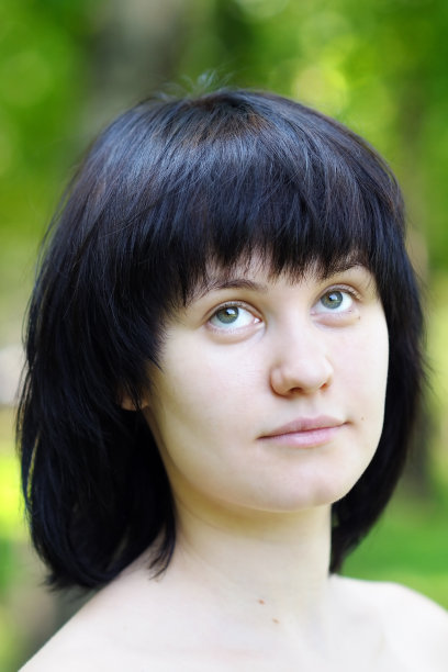 心满意足的小女孩抬起头来图片下载