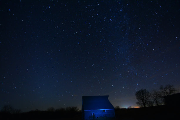 日落时农场的天文摄影图片下载