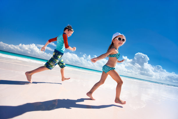 孩子们在海滩上玩得很开心素材图片