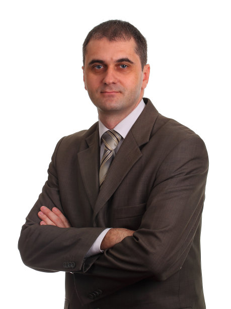 西装革履，双臂交叉，背景是白色图片下载