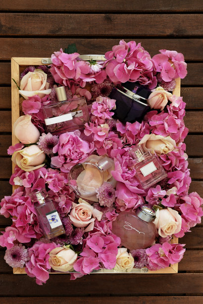 用香水瓶装在木箱里的合成物图片下载