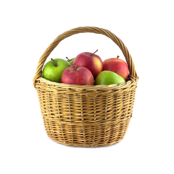 成熟的苹果在棕色的柳条篮子孤立图片下载