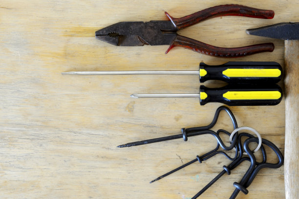 木制背景上的工具图片下载
