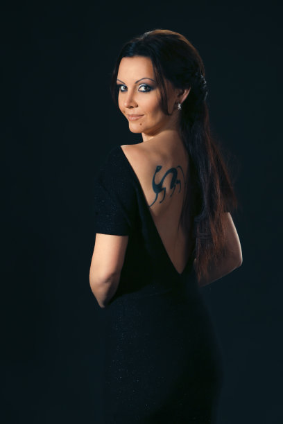 纹身的女人图片下载