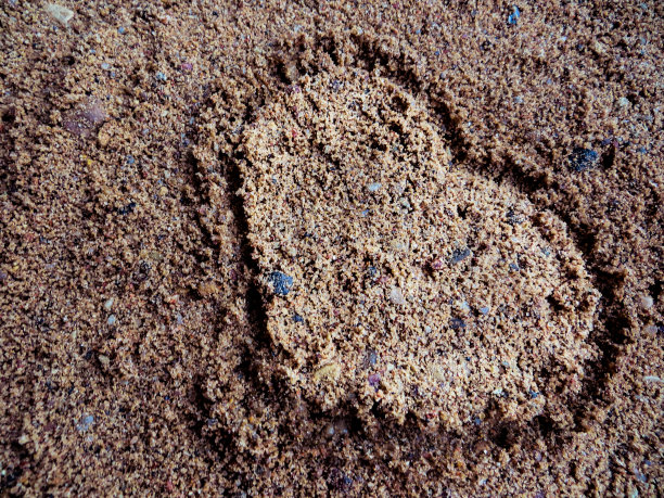 沙子里的心形图片下载