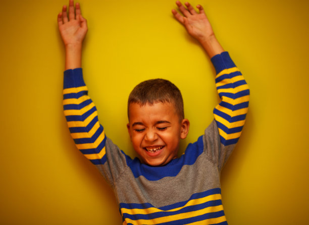 可爱的小男孩图片下载