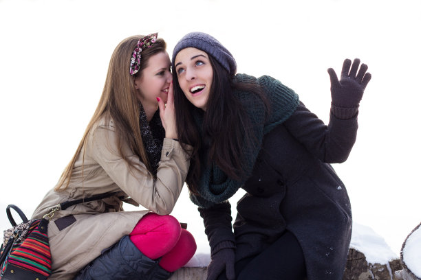 两个女孩窃窃私语图片下载