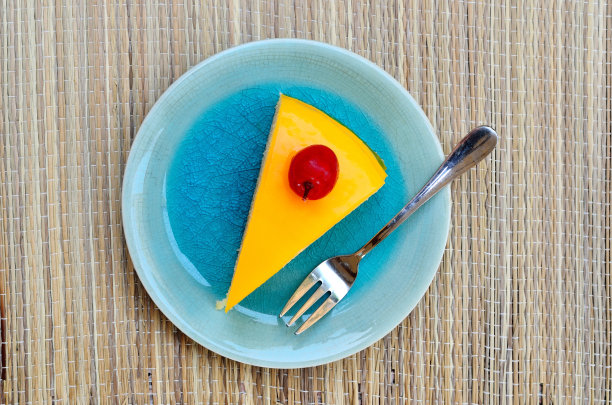 蓝色盘子里的橙色蛋糕图片下载