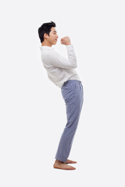 年轻的亚洲男子展示拳头和幸福的迹象。图片下载