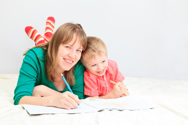 母亲和儿子在一起图片下载