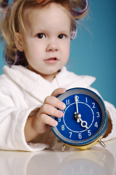 早晨可爱的小女孩图片下载