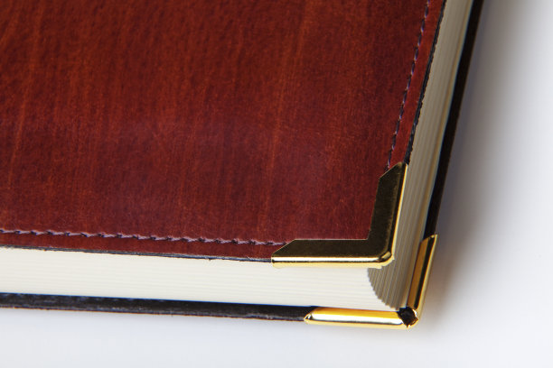 皮革封面书与金属角图片下载