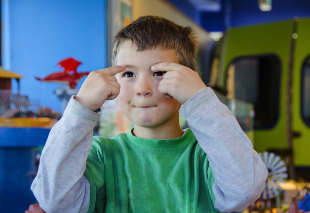 男孩的手势图片下载