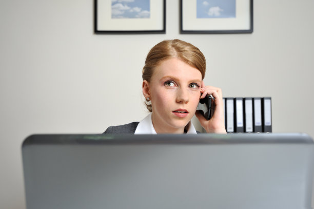 电脑后面打电话的女人图片下载