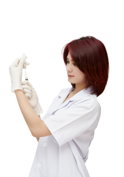 医生用注射器准备注射图片下载