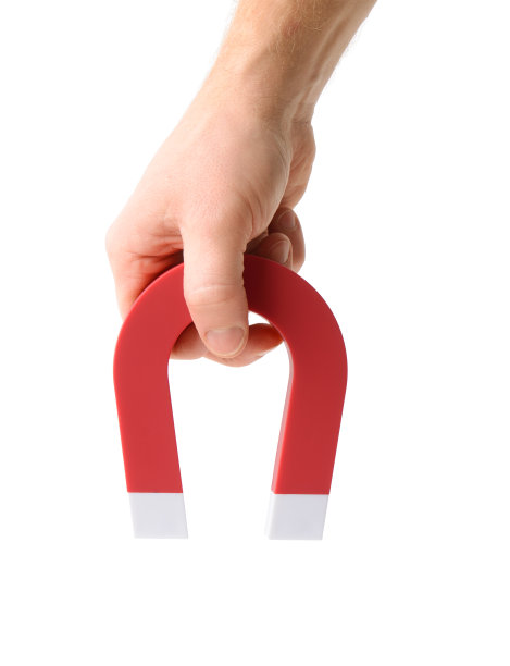 拿着一块磁铁图片下载