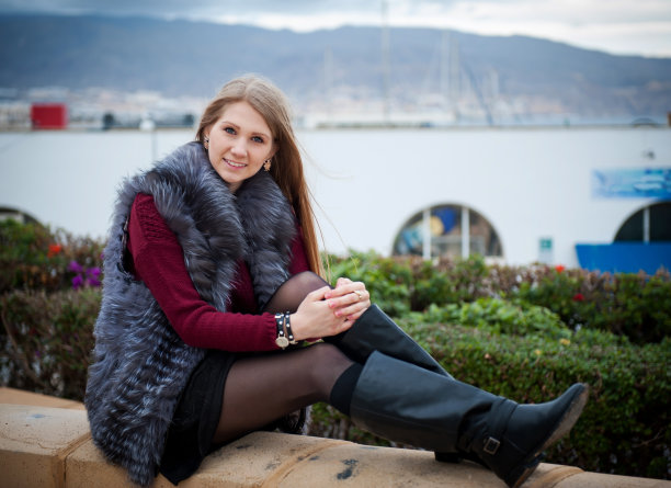 年轻漂亮的女孩图片下载