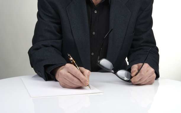 西装商人的双手在签名图片下载