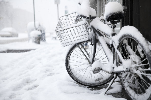雪地里的自行车图片下载