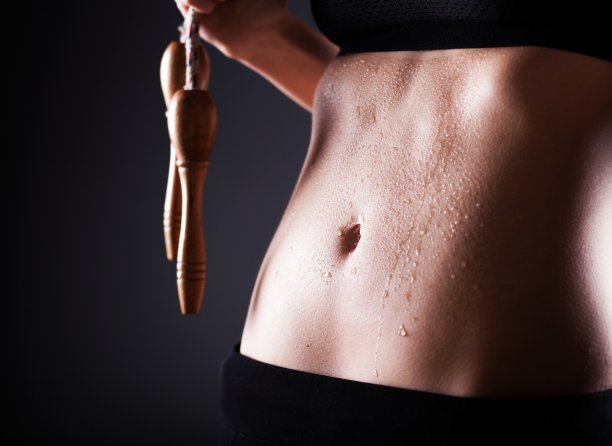 健身女子运动后用跳绳图片下载