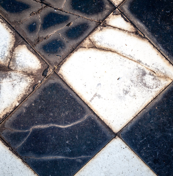 黑白格子瓷砖破损破损图片下载