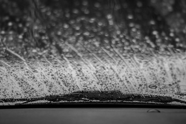 多雨的车窗图片下载