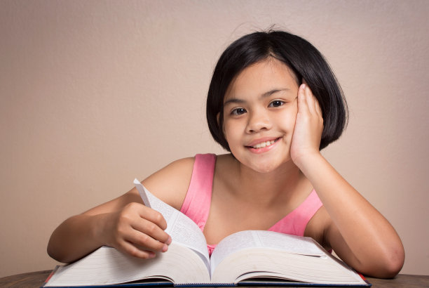 读大书的女孩图片下载