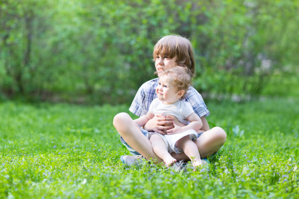 两个孩子在花园里玩图片下载